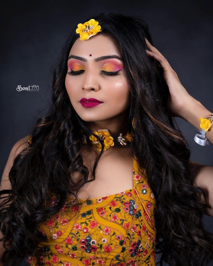 Haldi makeup look with floral jewellery