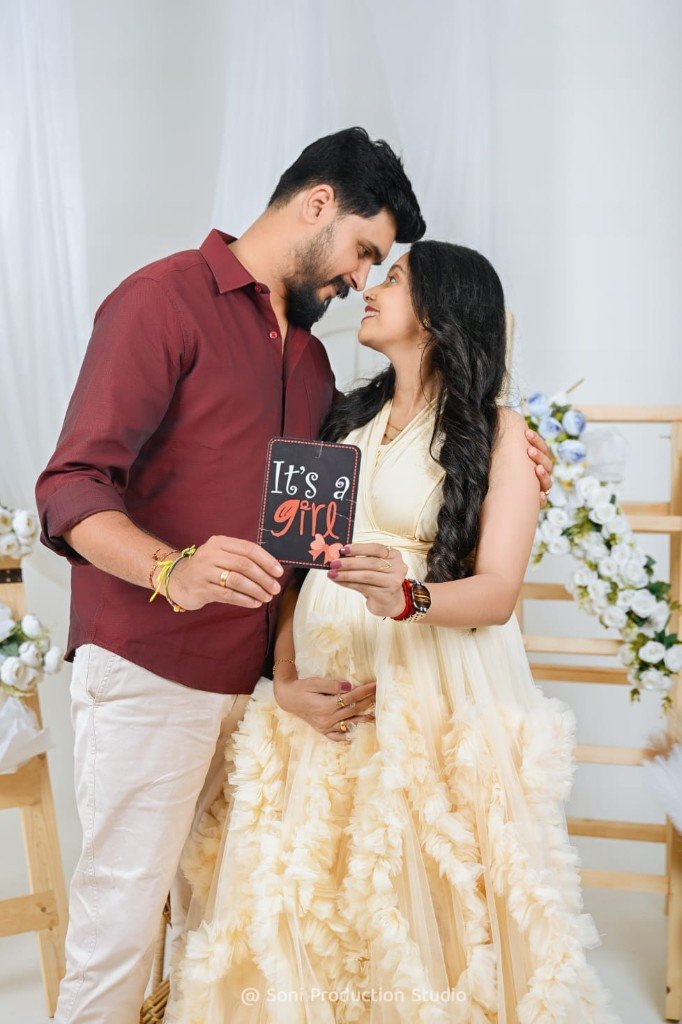 Maternity gender reveal — It's a Girl