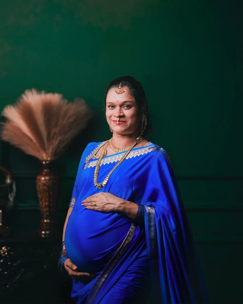 Maternity portrait in a royal blue saree
