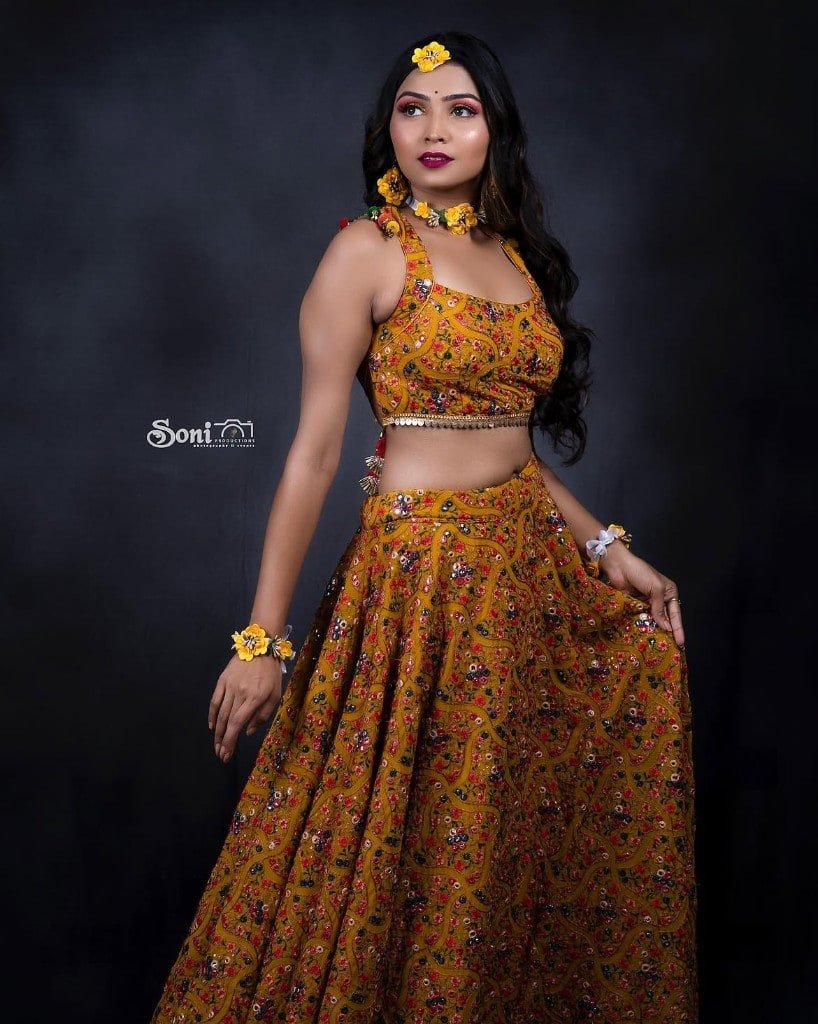 Haldi makeup look in a mustard embroidered lehenga