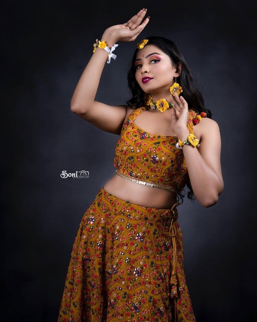 Haldi makeup look with floral jewellery