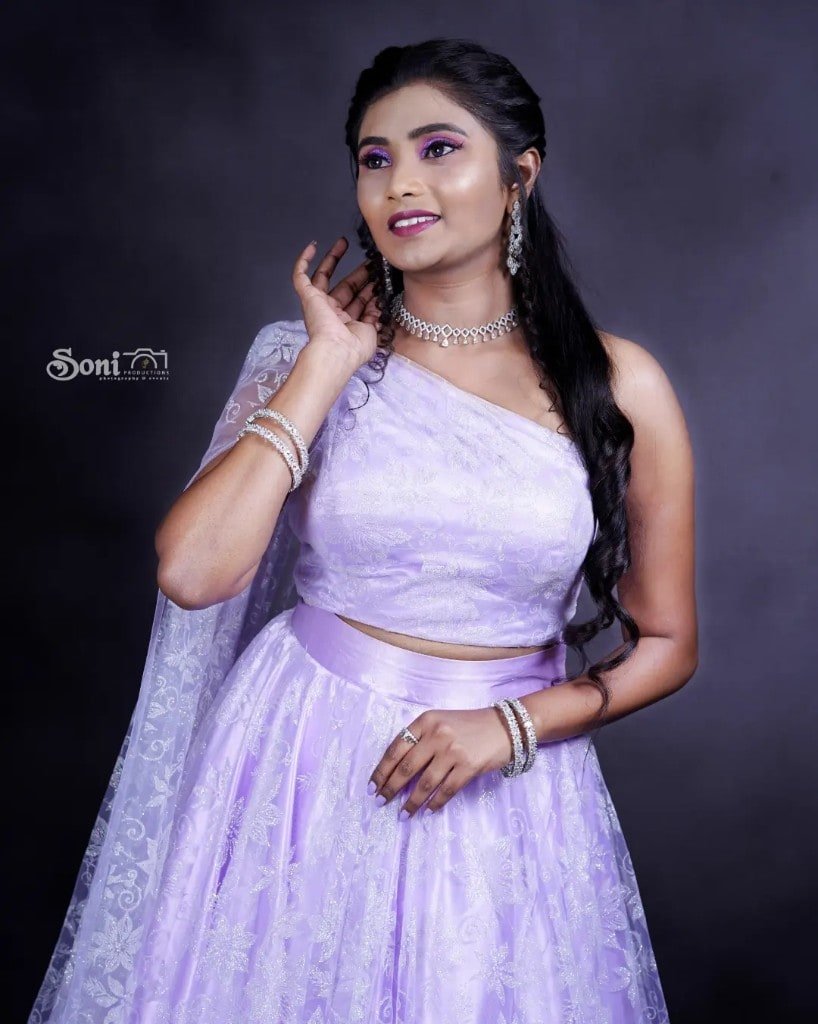 Glam makeup in a lavender embroidered lehenga