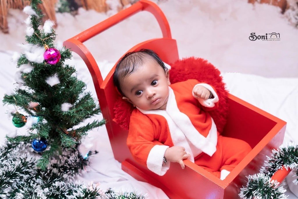 Festive newborn session with a Christmas sleigh