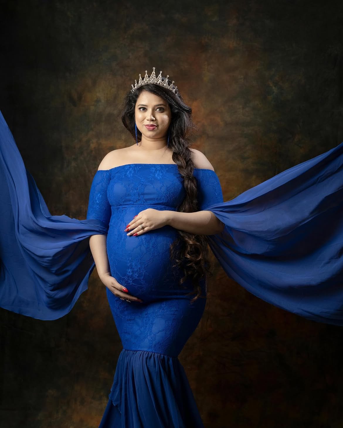 Maternity session on a wooden swing