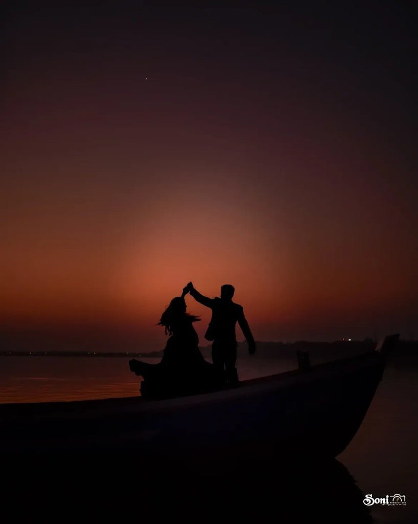 Pre-wedding silhouette on the water at dusk